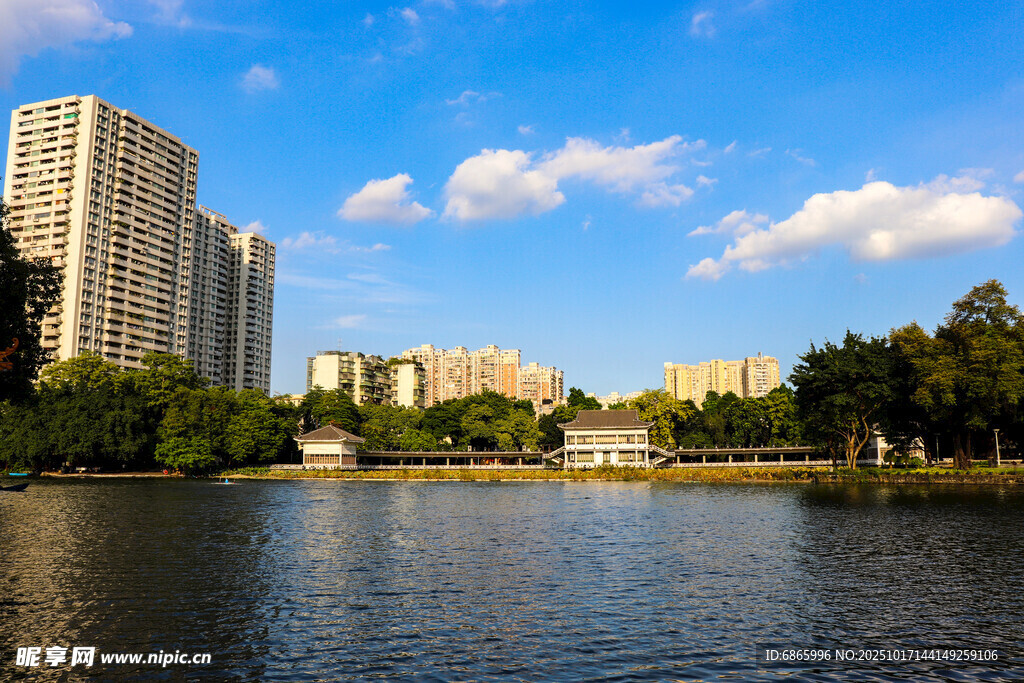 湖畔高楼与蓝天绿树美景