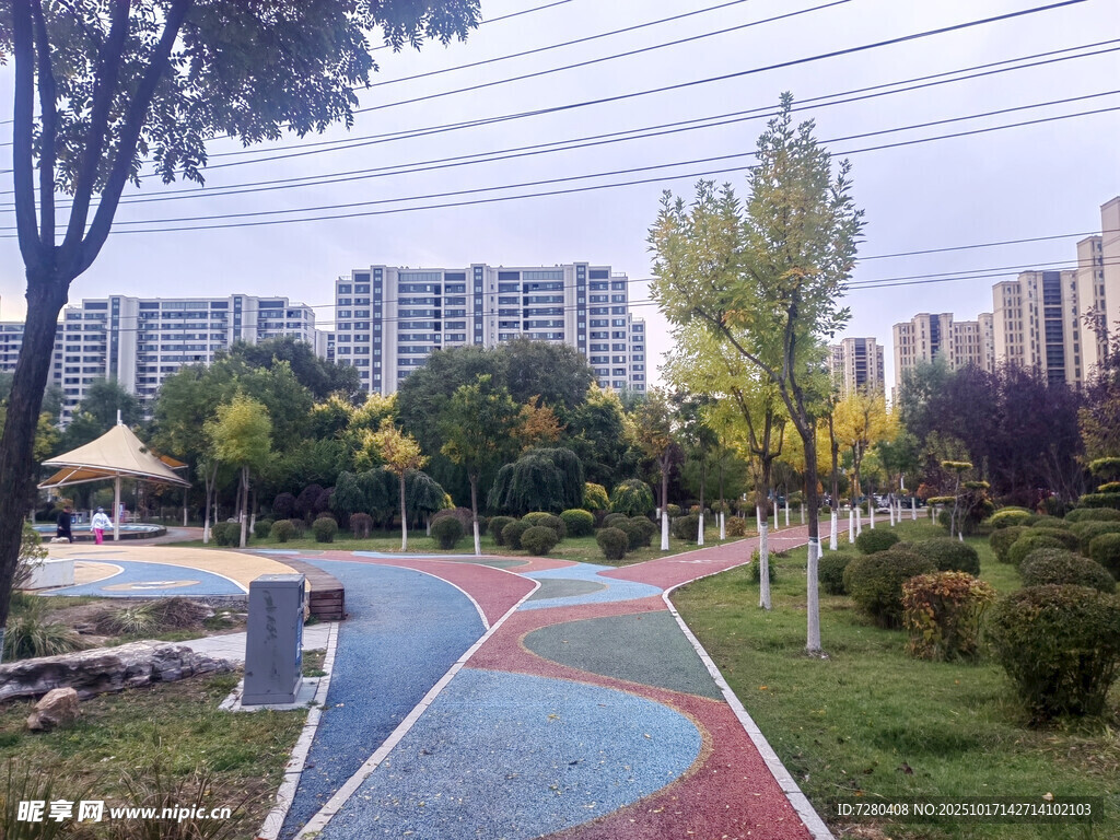 城市公园多彩步道景观