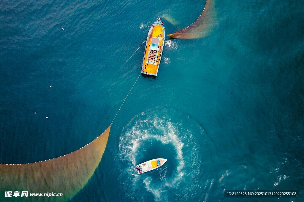 海上摩托艇与船只航行画面