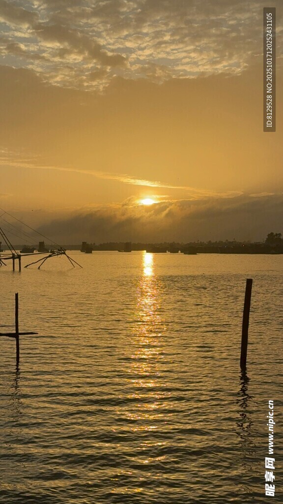 夕阳下波光粼粼的水面