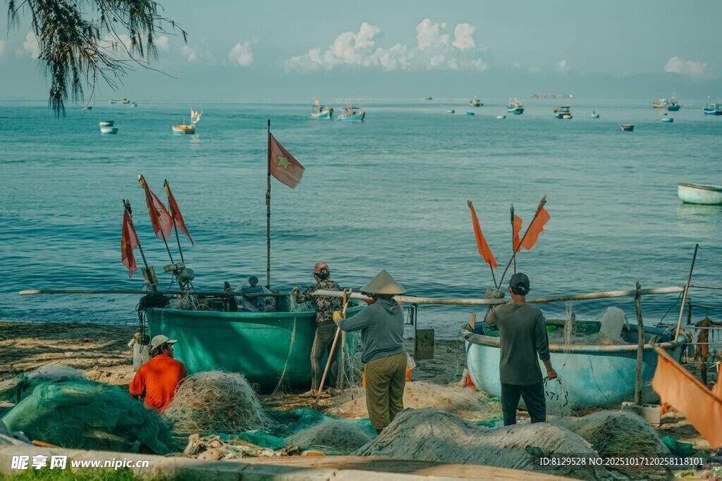 海边渔村的日常渔业场景