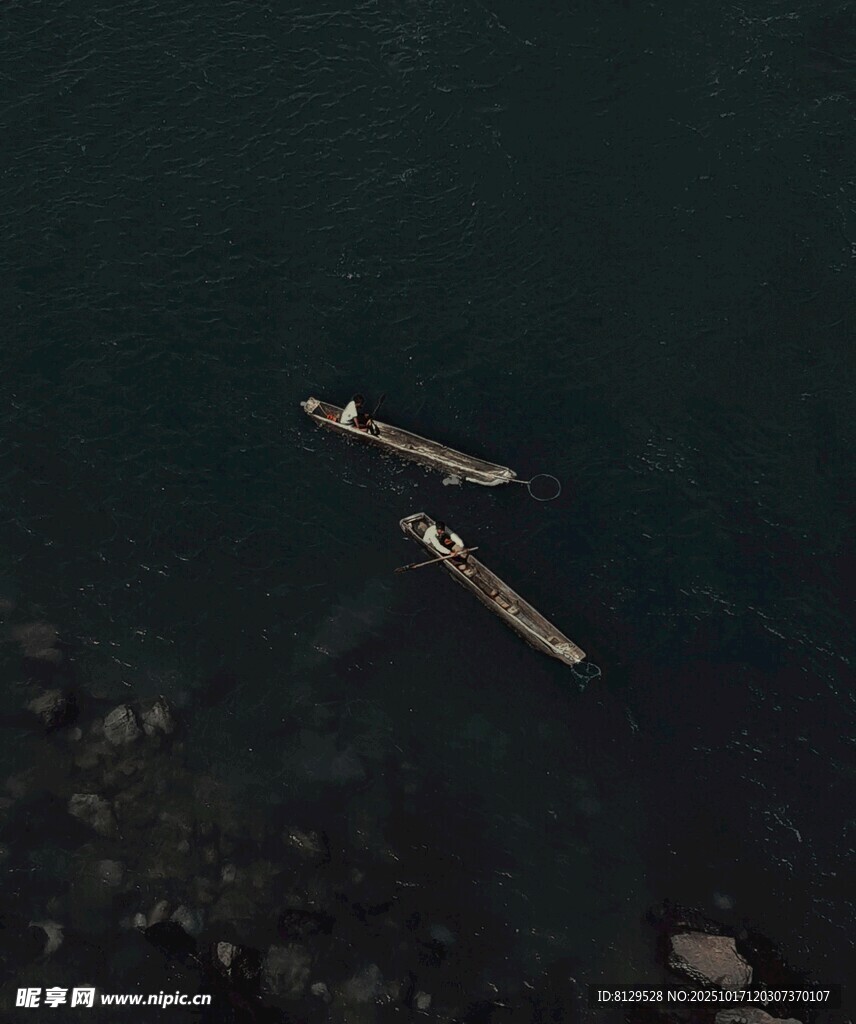 海上双人皮划艇运动场景