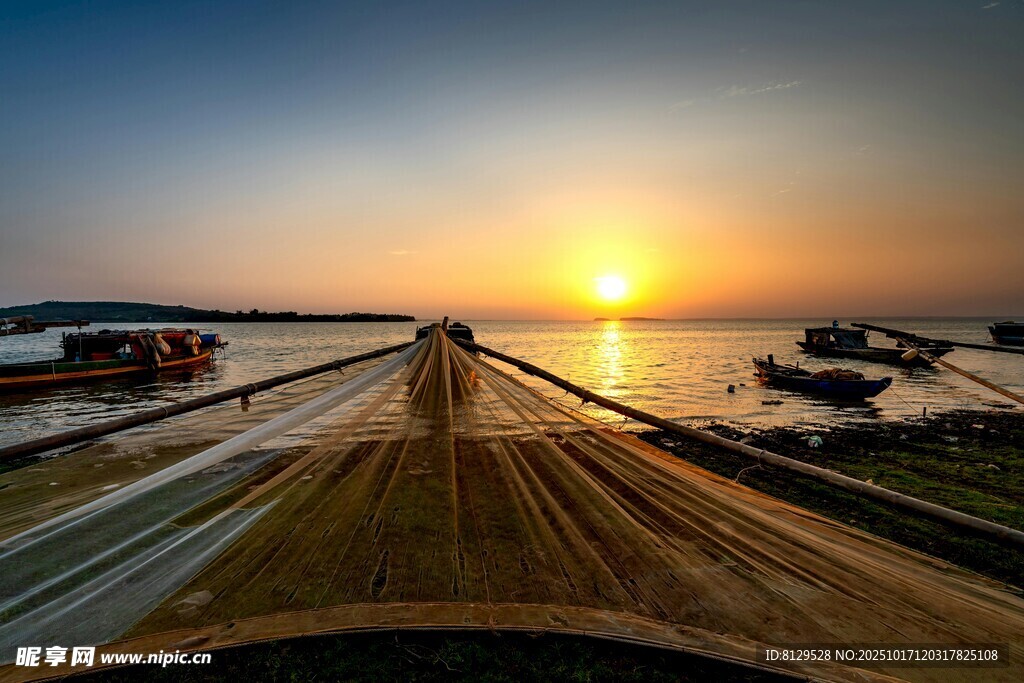 夕阳下的码头与停泊船只