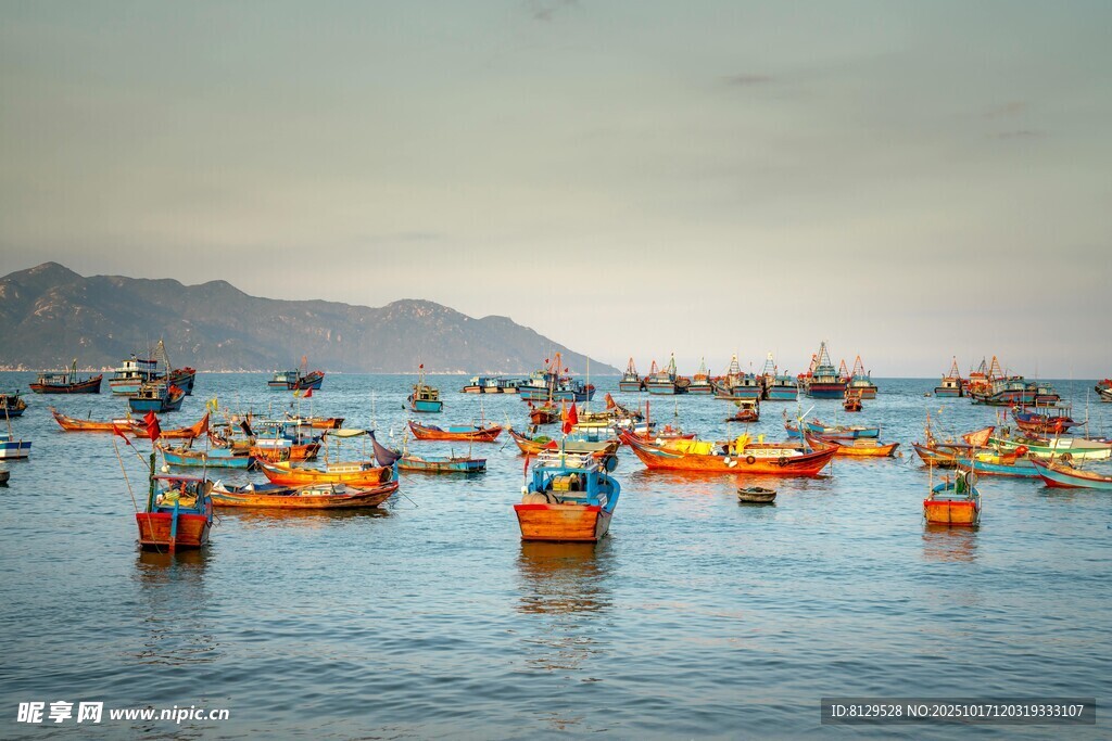 海上渔船群色彩斑斓景象