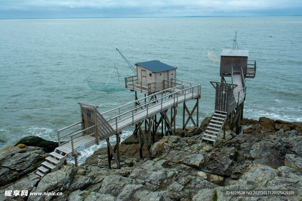 海边木质栈桥与小屋