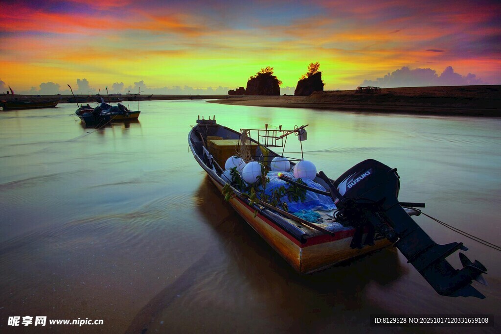 夕阳下的河畔船只美景