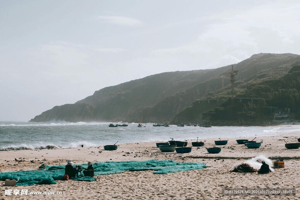 海边沙滩上的露营装备
