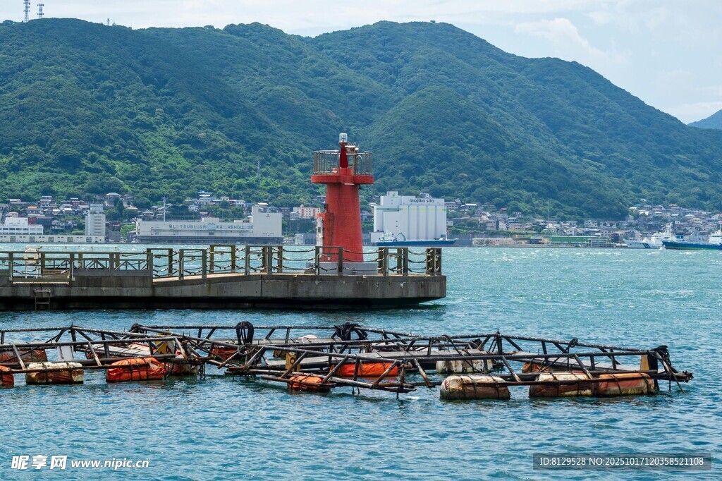 海边红灯塔与停泊船只