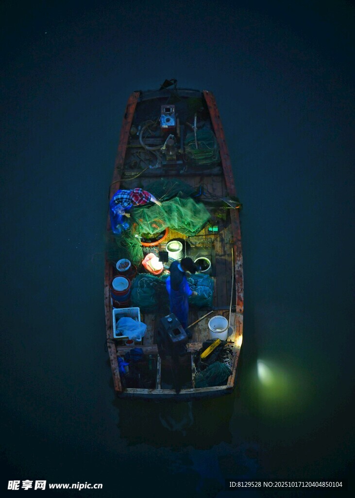 深海中的发光神秘船只