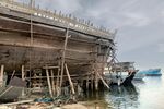 海边建造中的木质船只