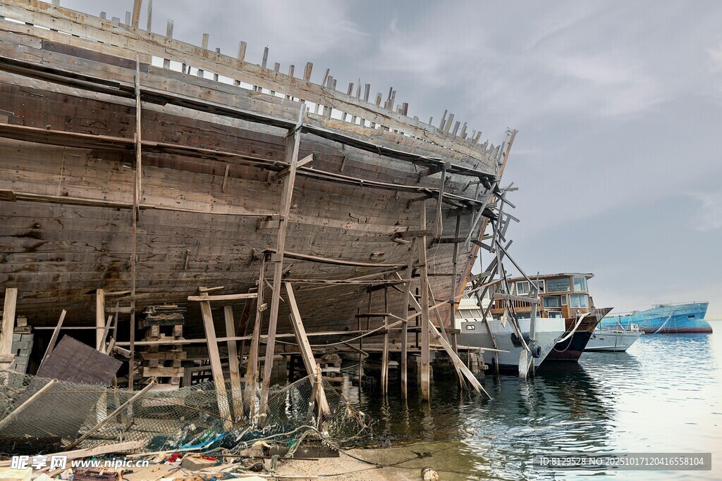 海边建造中的木质船只