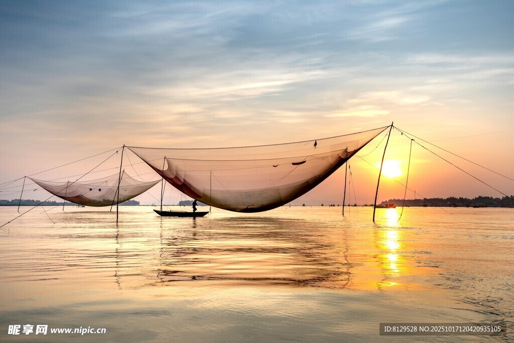 夕阳下的湖面渔网美景