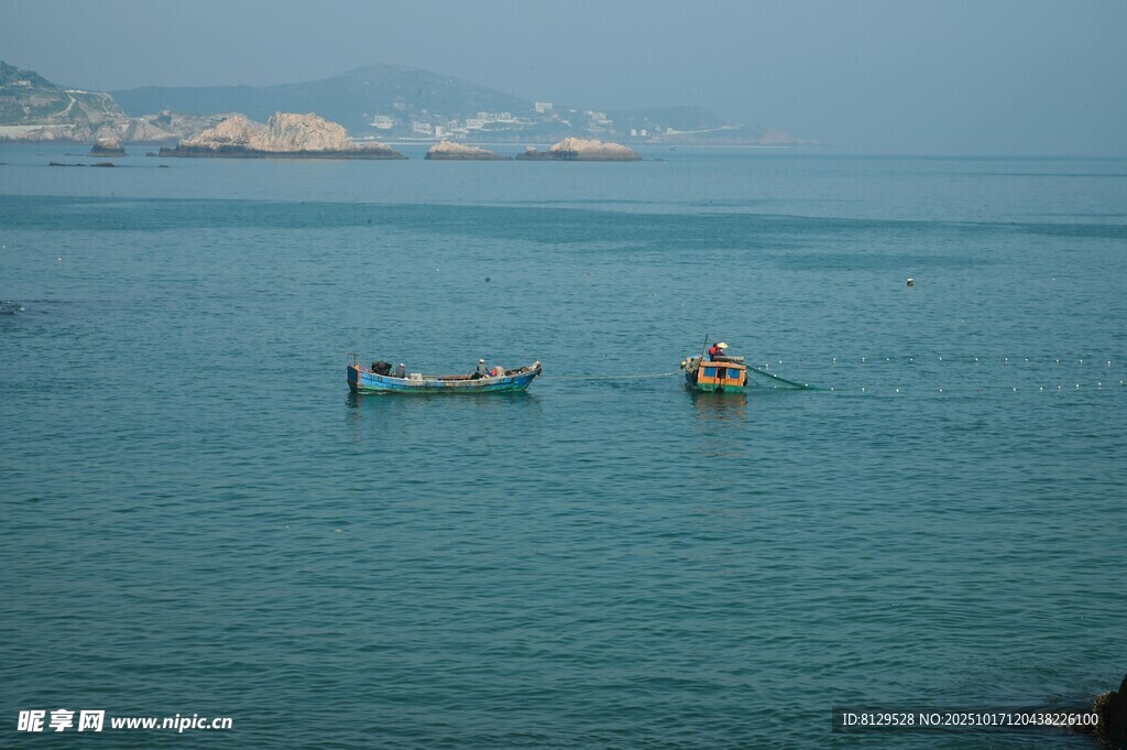 海上小船与浮标景象