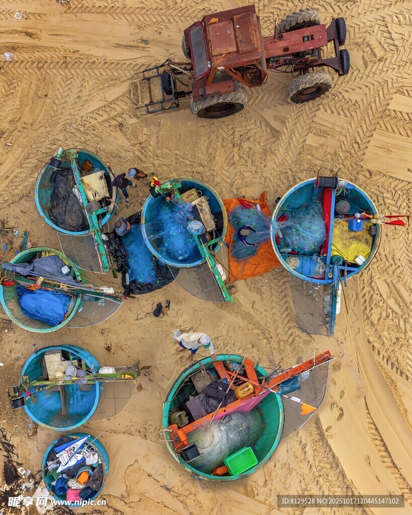 儿童玩具车及玩具散落地面