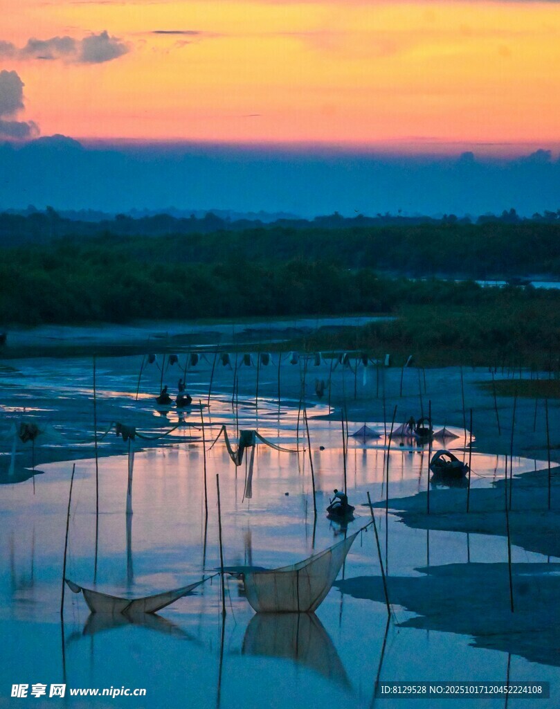 夕阳下的泳池美景