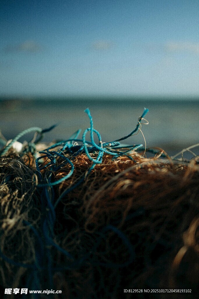 海边缠绕的废弃渔网