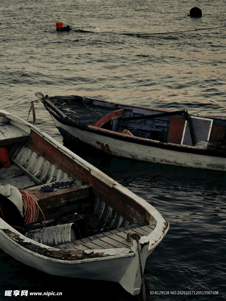海上停泊的两艘小船