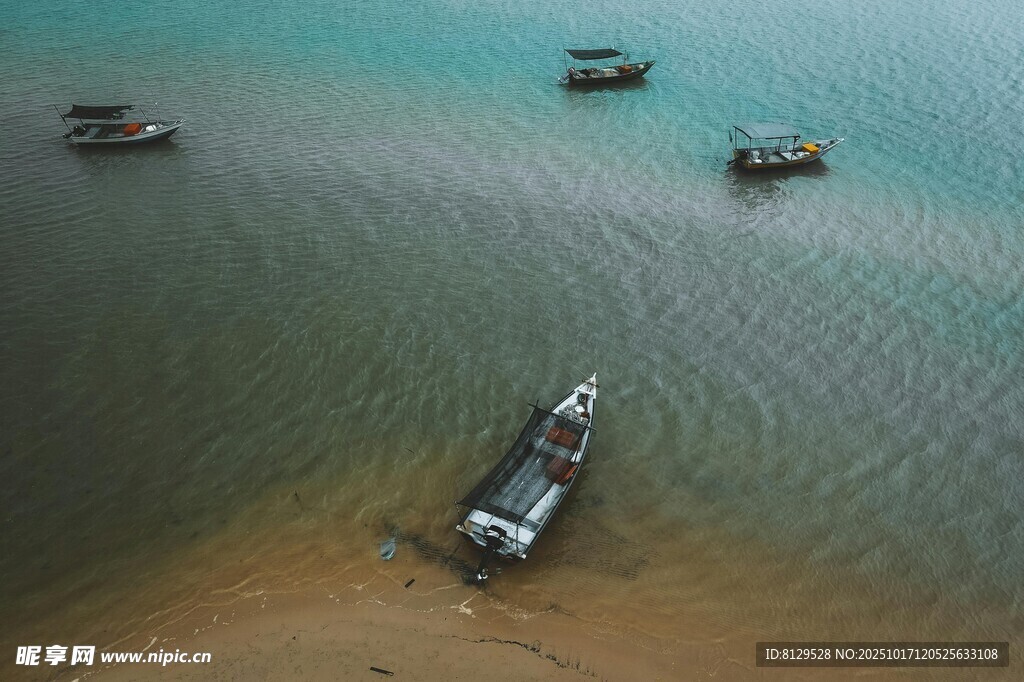 海上船只停泊于浅滩处