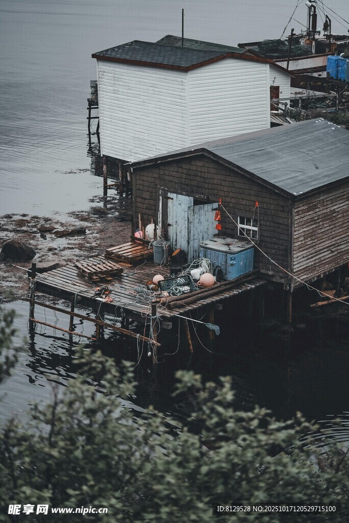 水上木屋宁静的江畔居所