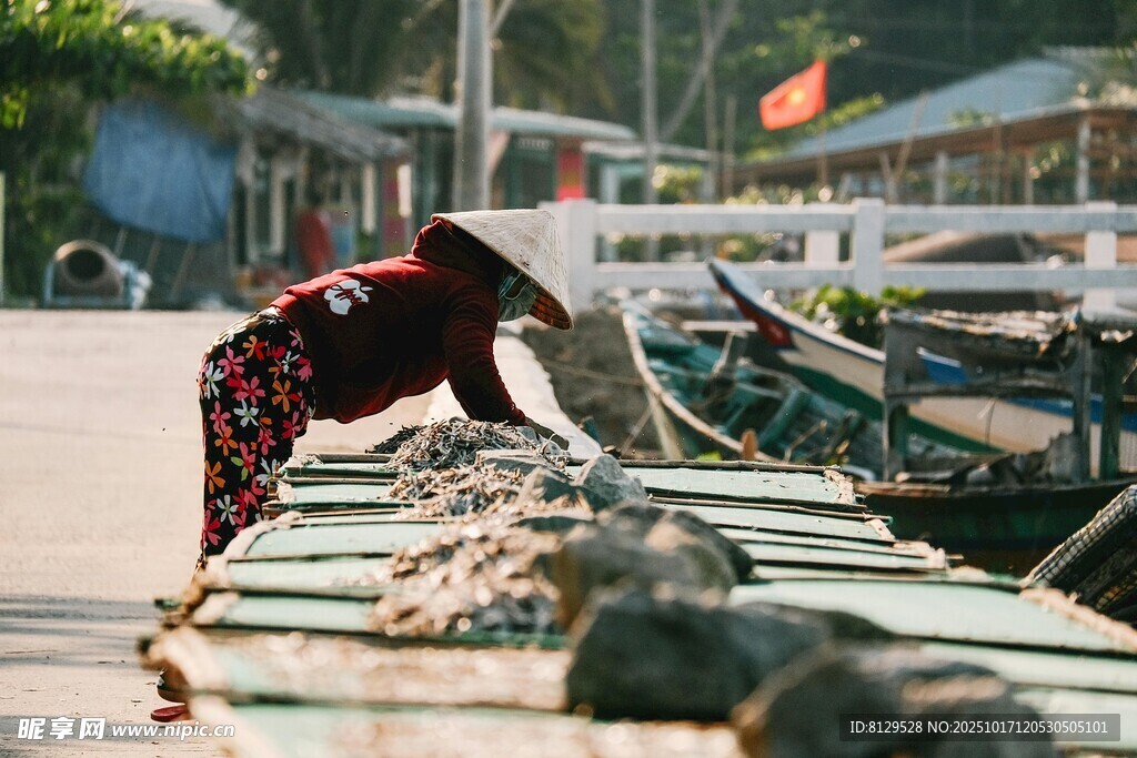 海边妇女整理渔具场景