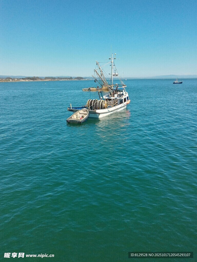 海上航行的多桅船只