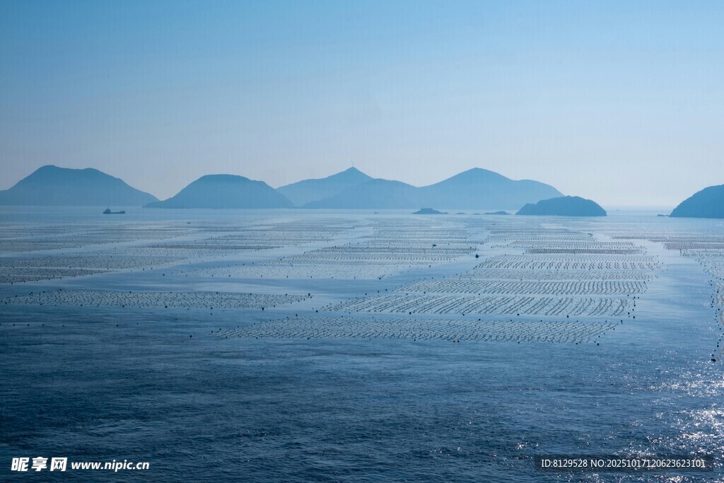 海上远山景色