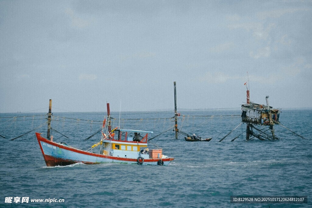 海上渔船与简易平台