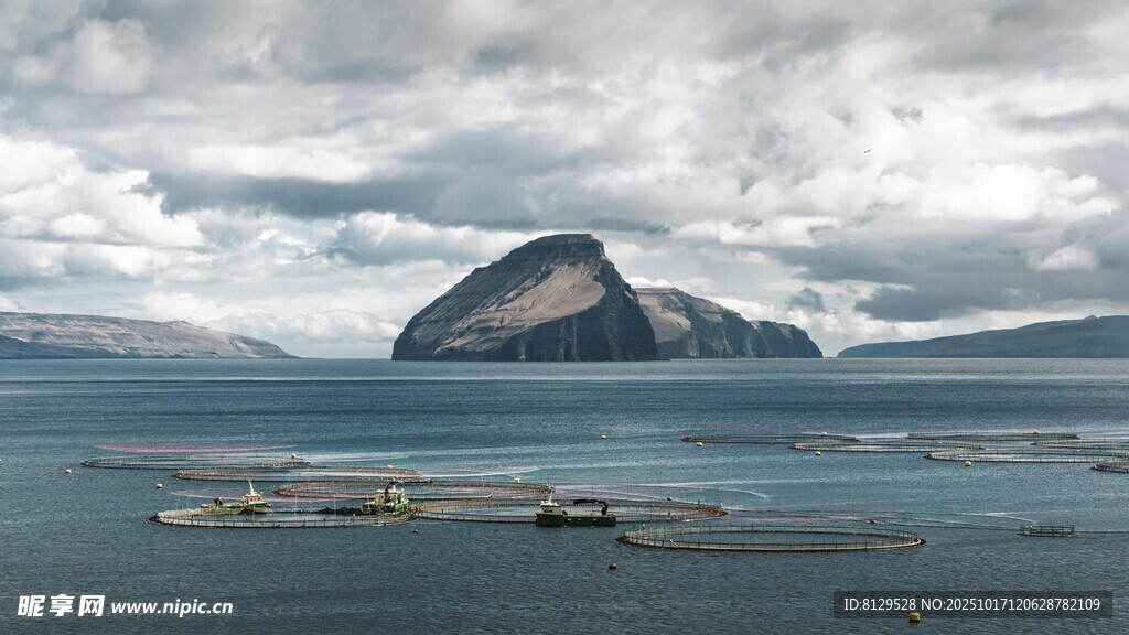 海上孤峰云雾缭绕之景