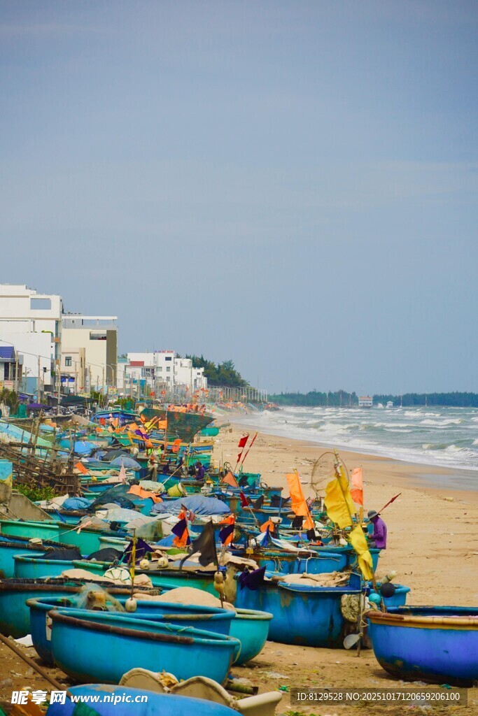 海滩上多彩渔船排列景观
