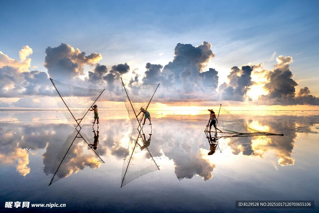 梦幻湖面的静谧划船景象