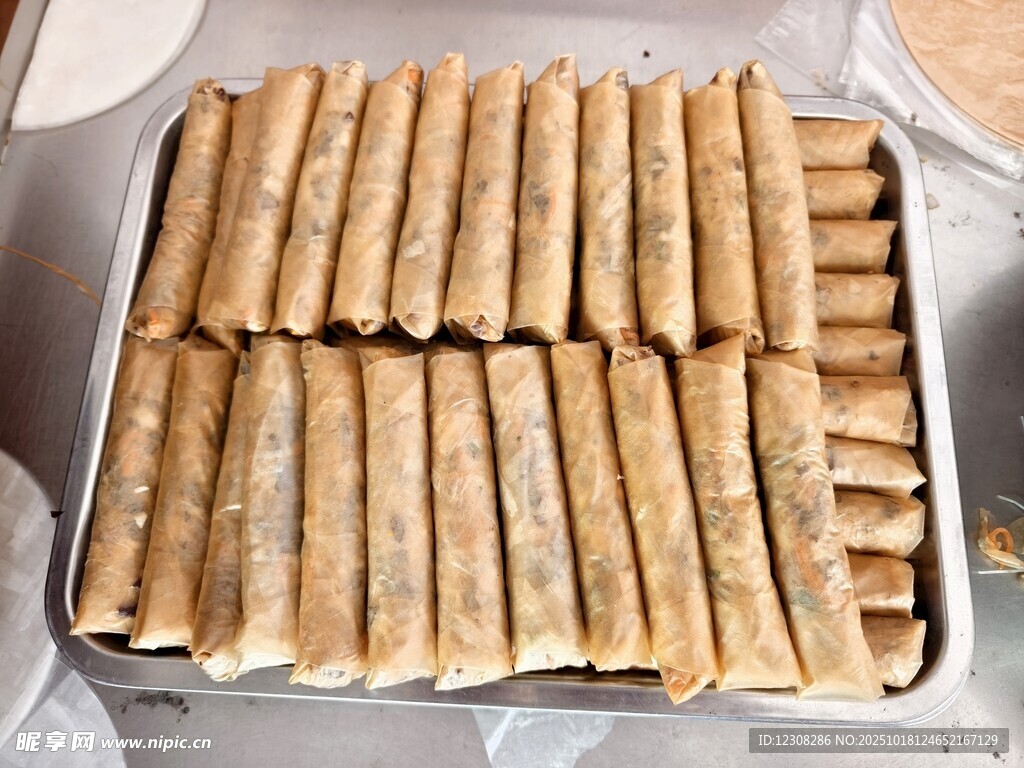 一盘整齐摆放的春卷
