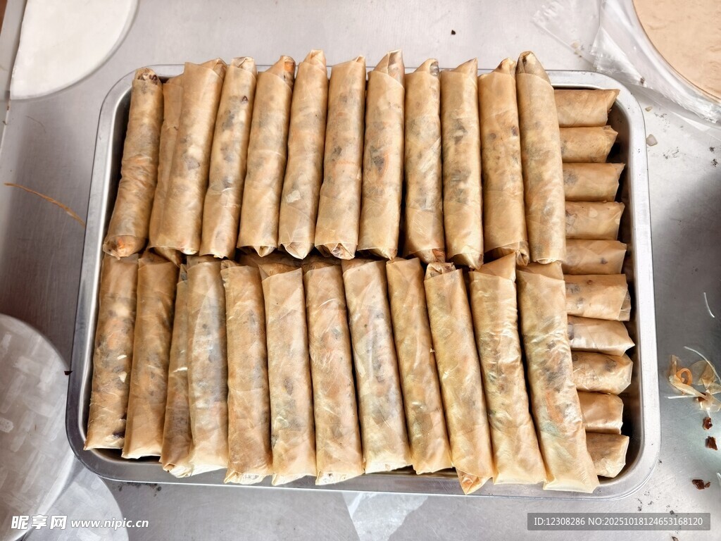一盘美味的手工春卷