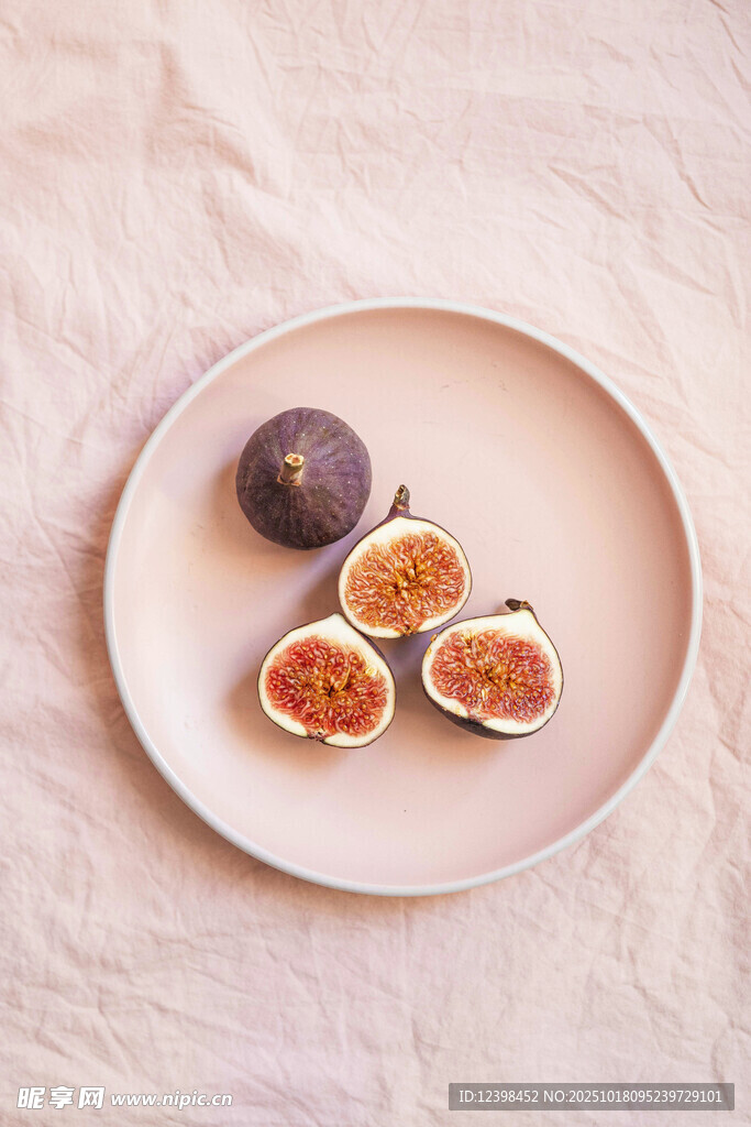 浅色盘上的美味无花果