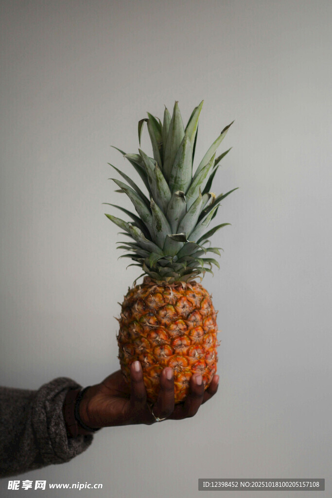 手捧新鲜菠萝