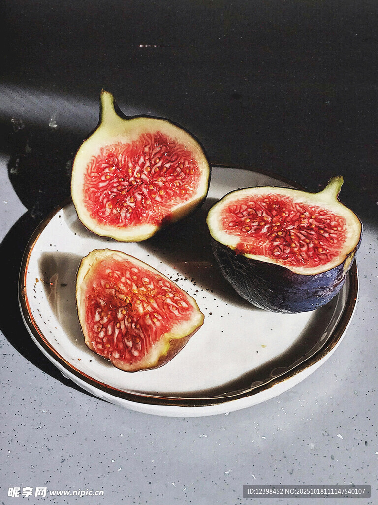 盘中无花果切片展示