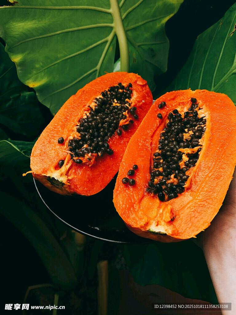 切开的新鲜木瓜特写
