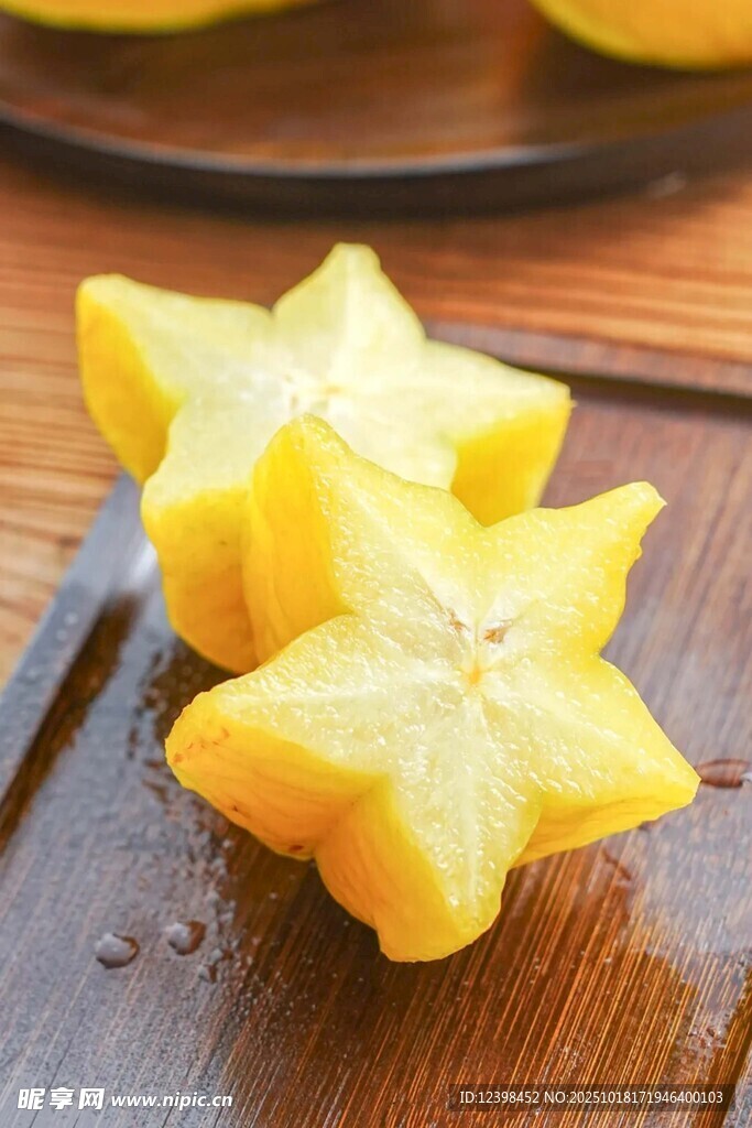 新鲜杨桃切片摆于木盘