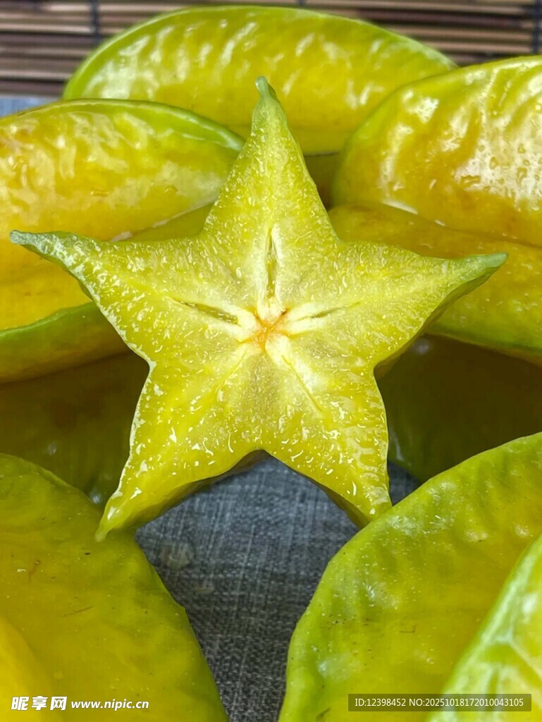 新鲜五角星状杨桃果实