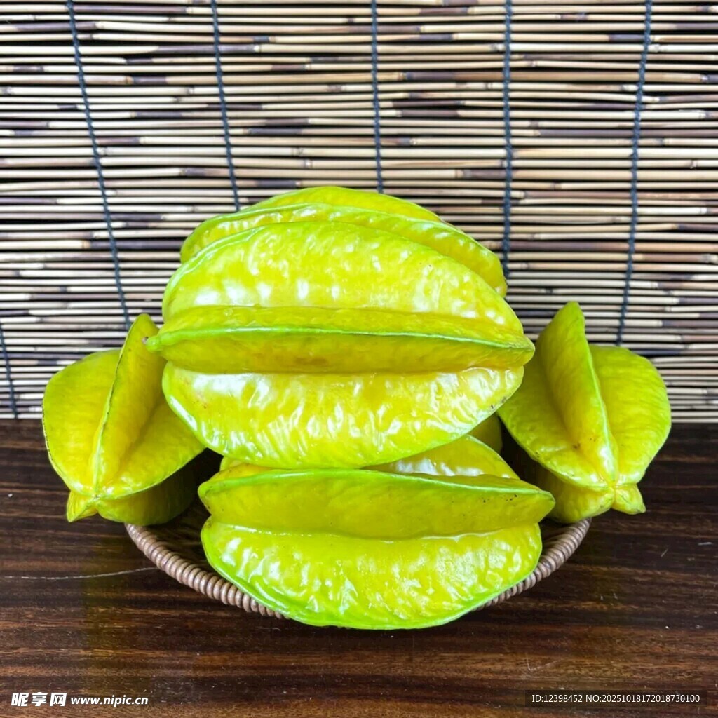 新鲜杨桃摆放在木盘上