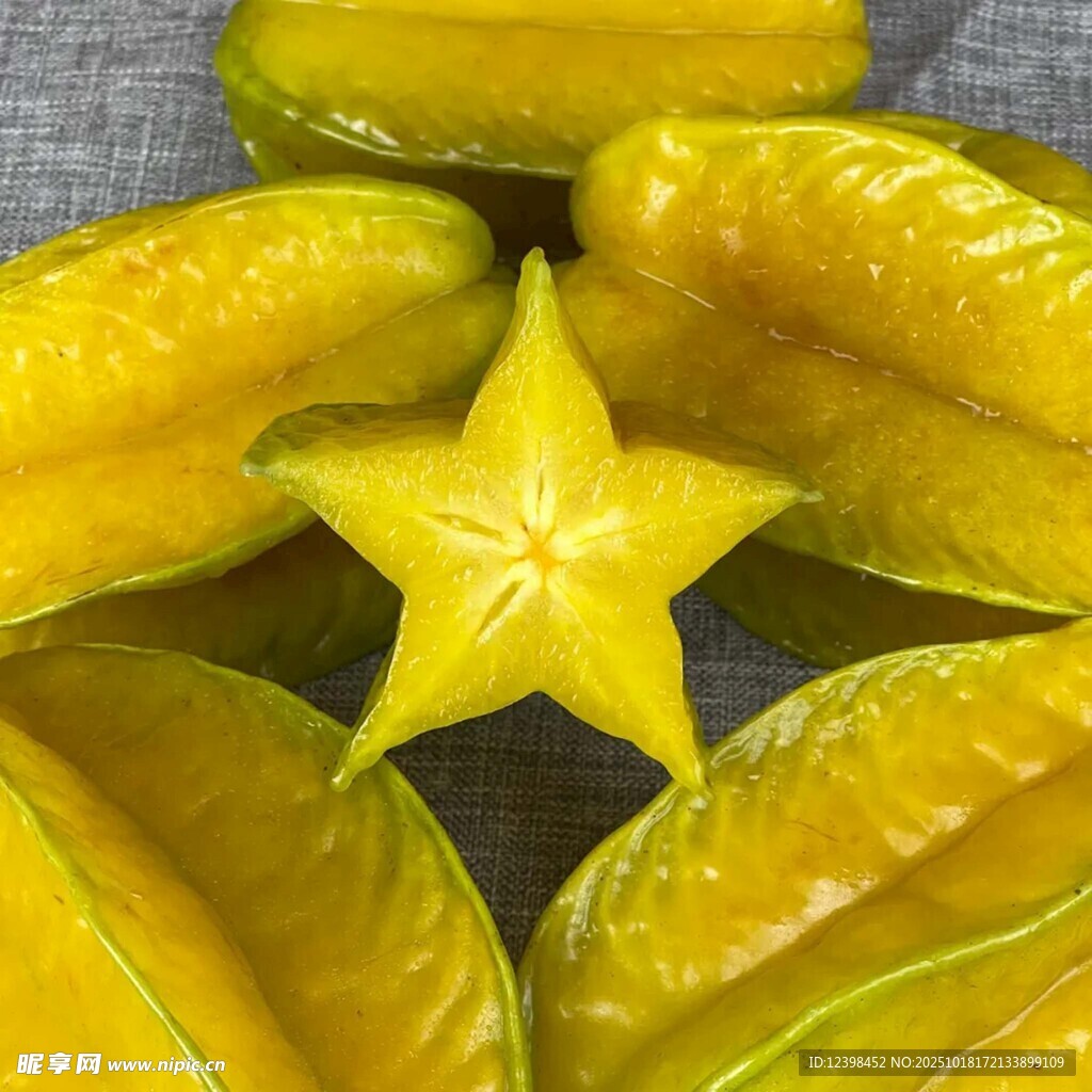 金黄诱人的五角星状杨桃