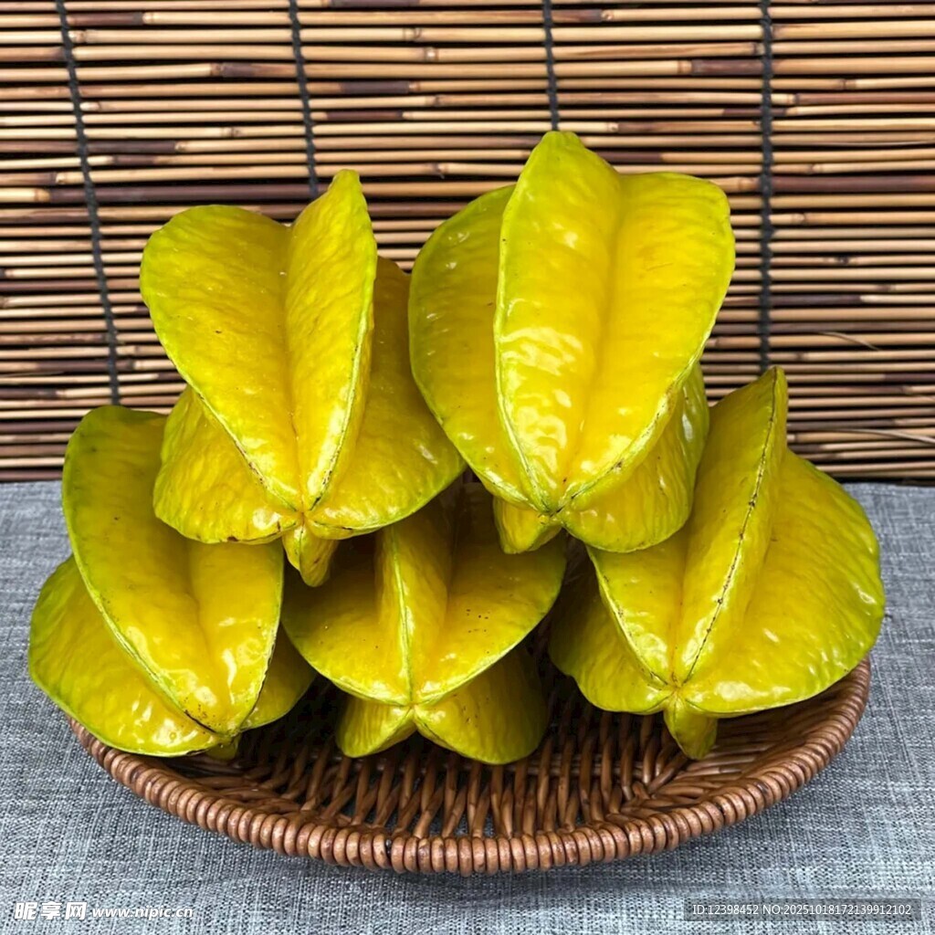 竹篮中的新鲜杨桃
