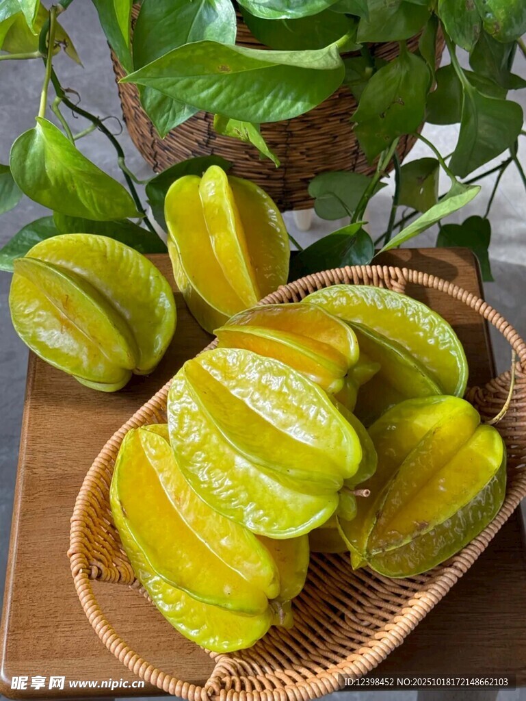 竹篮里的新鲜杨桃