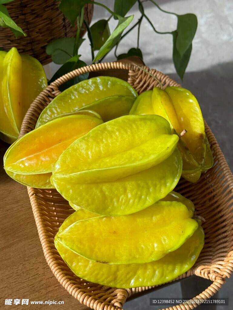 竹篮中的新鲜杨桃