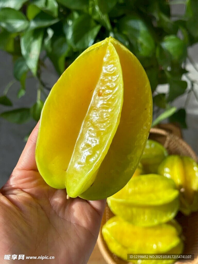 手捧切开的新鲜杨桃
