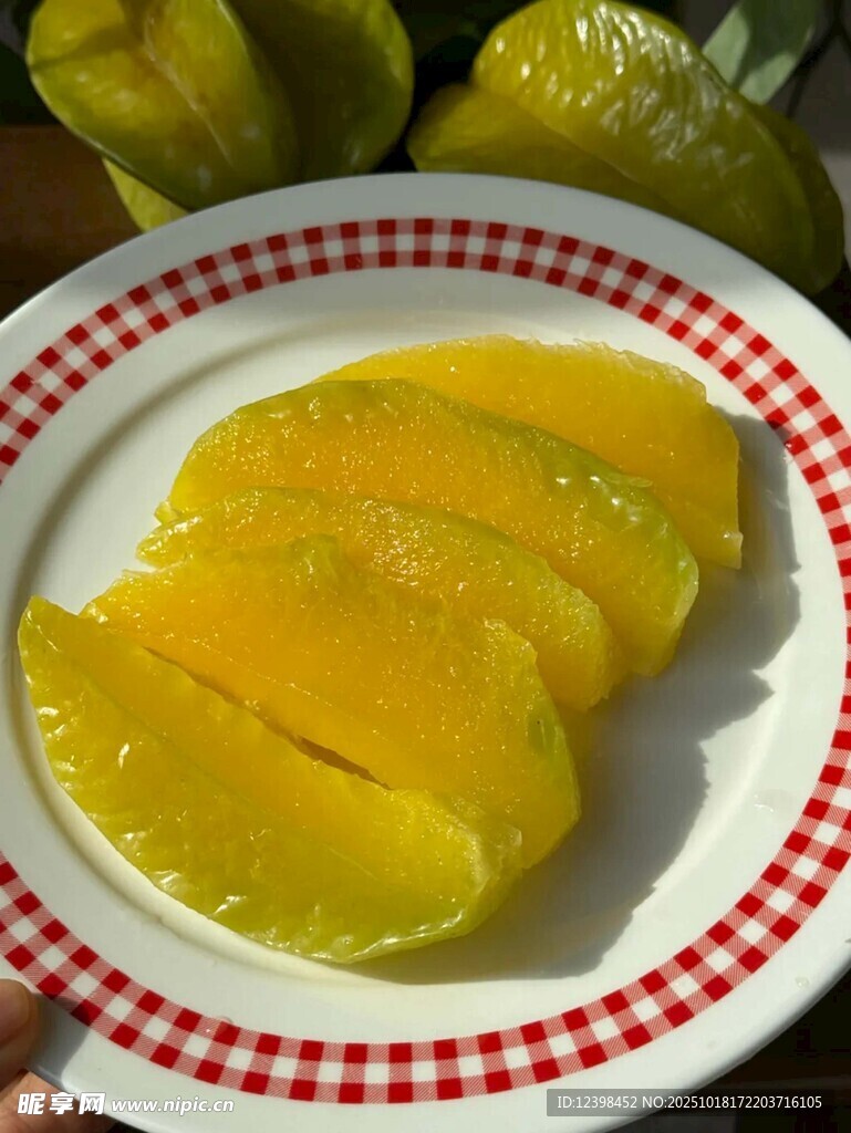 黄心水果切片摆于盘中