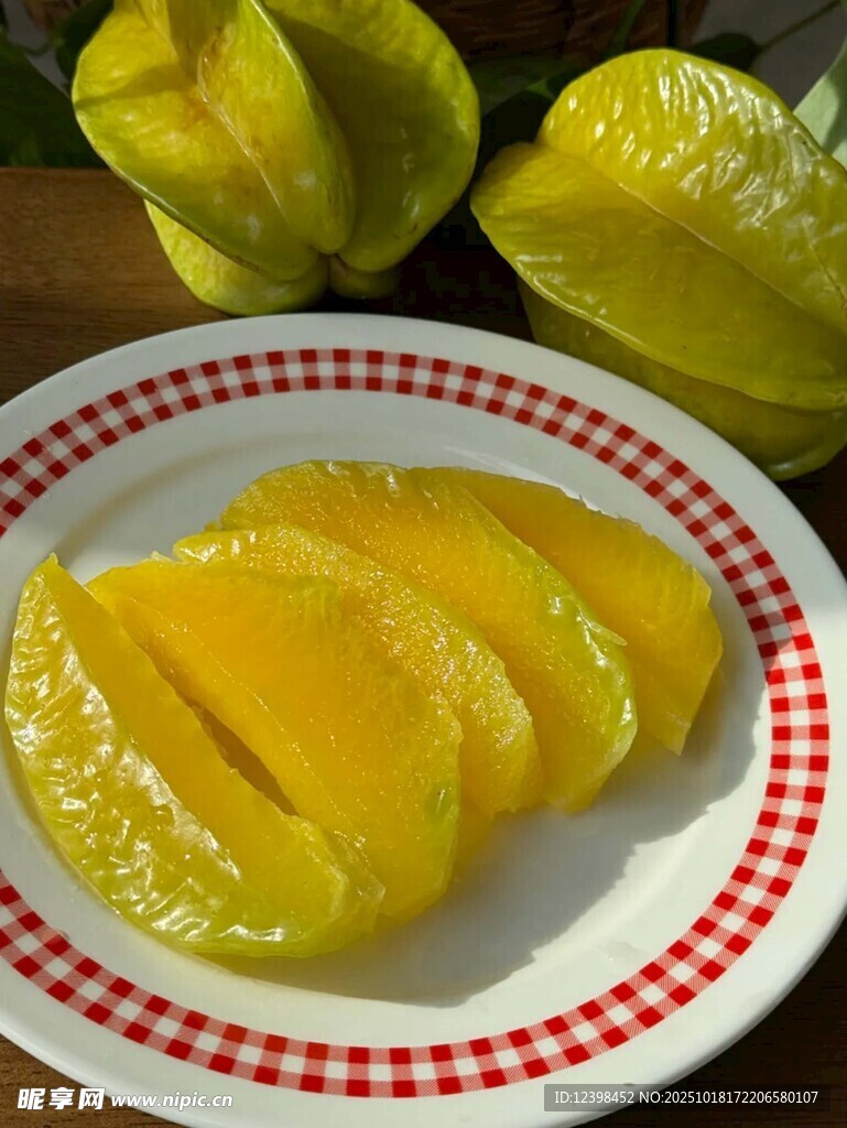 盘中杨桃切片色泽诱人