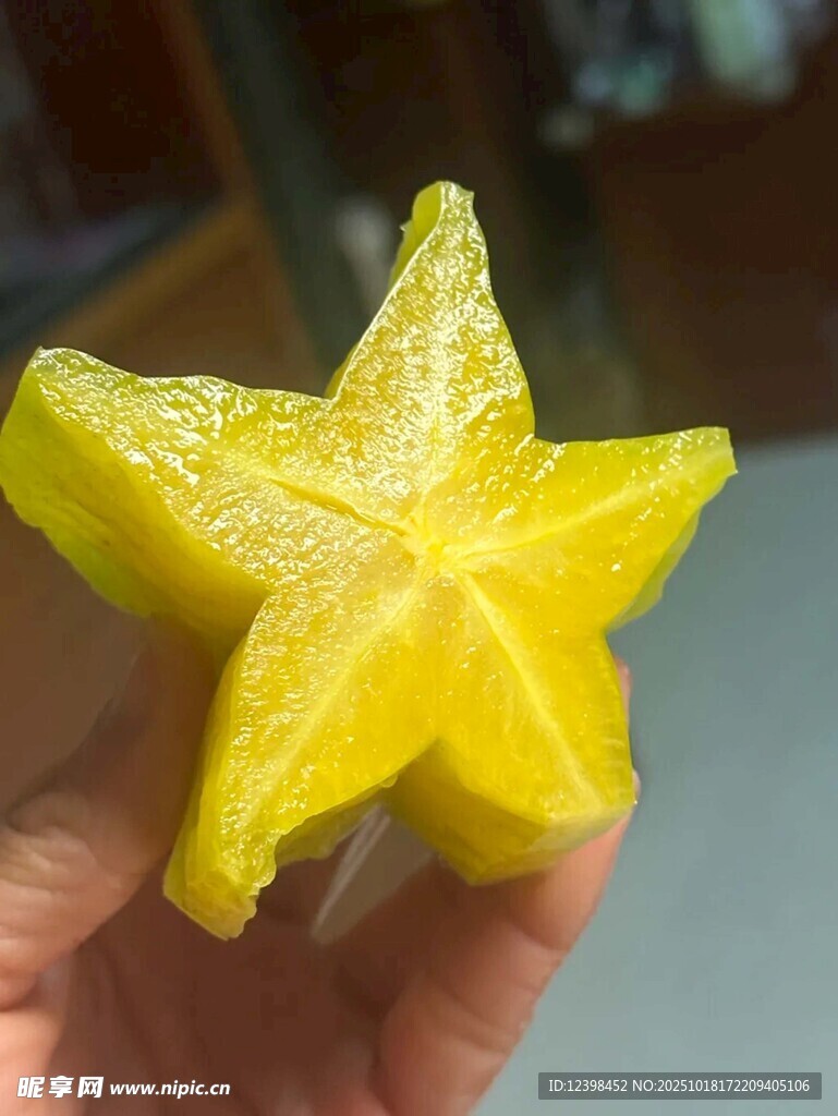 手捧五角星状黄色杨桃