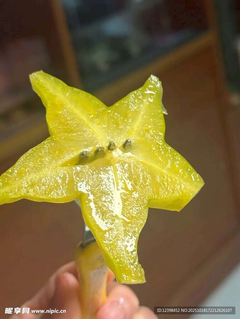 手持五角星形状杨桃切片