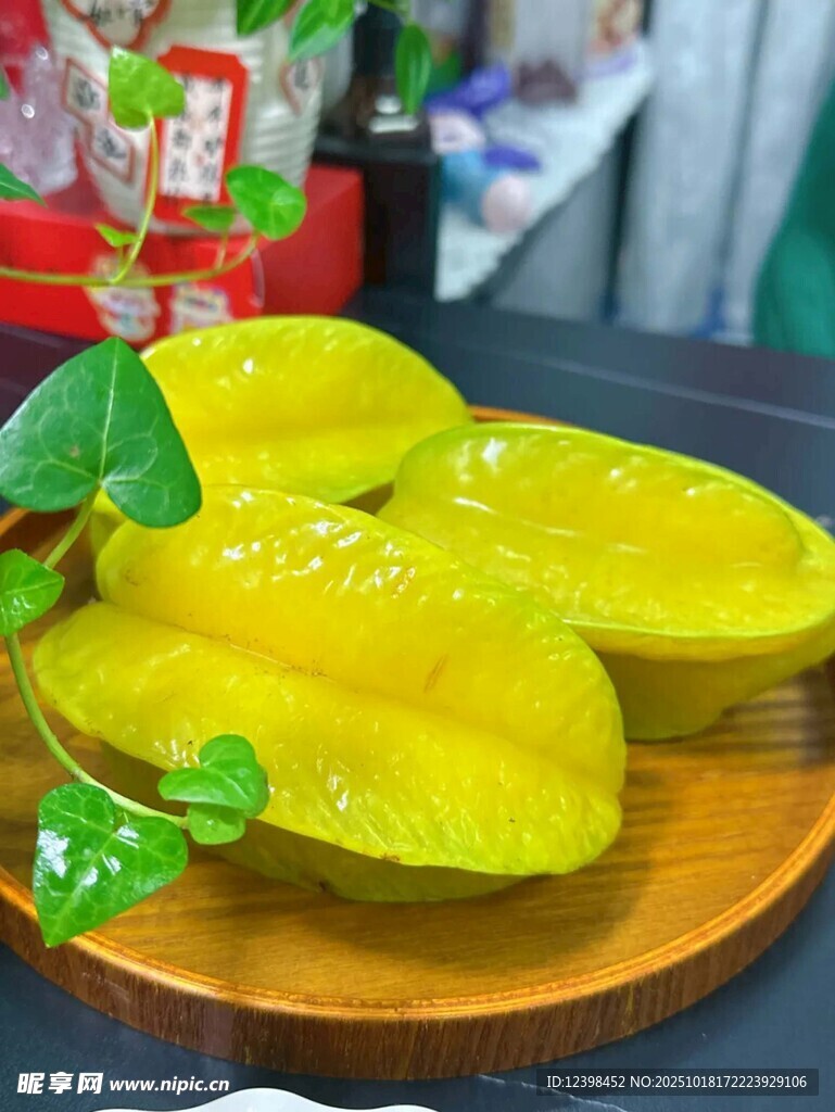 新鲜杨桃摆放在木盘上