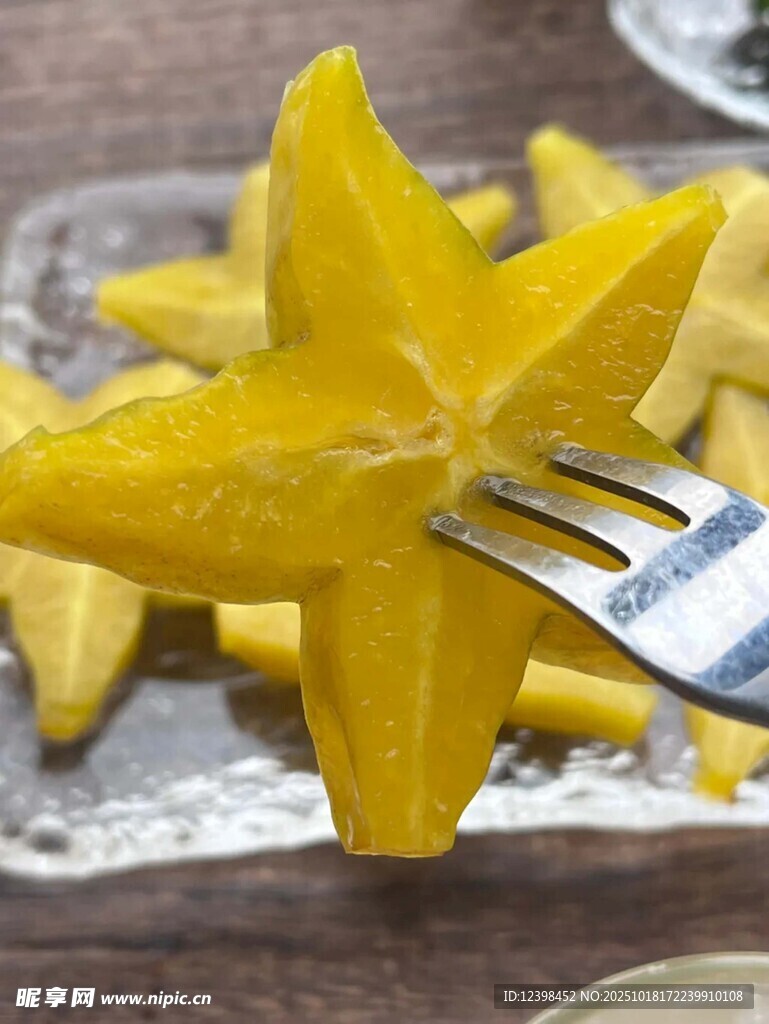 叉子插着的五角星状杨桃